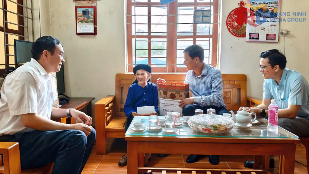 Đại diện lãnh đạo TP Uông Bí thăm hỏi, tặng quà tri ân Mẹ Việt Nam Anh hùng Hoàng Thị Nghi.