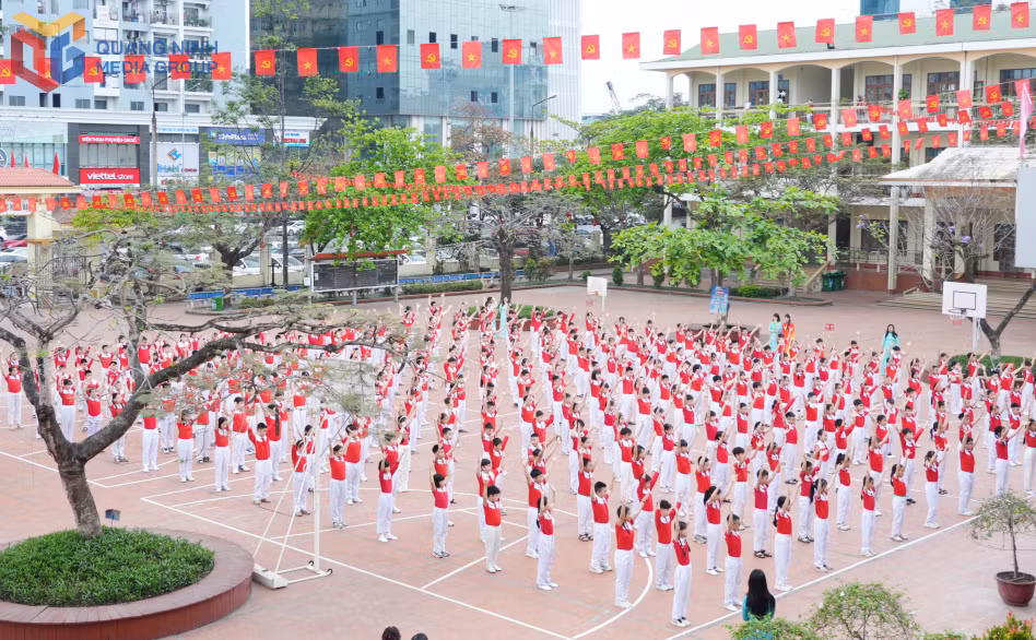 Học sinh Trường Tiểu học Trần Hưng Đạo (TP Hạ Long) thực hiện màn đồng diễn trên nền ca khúc 