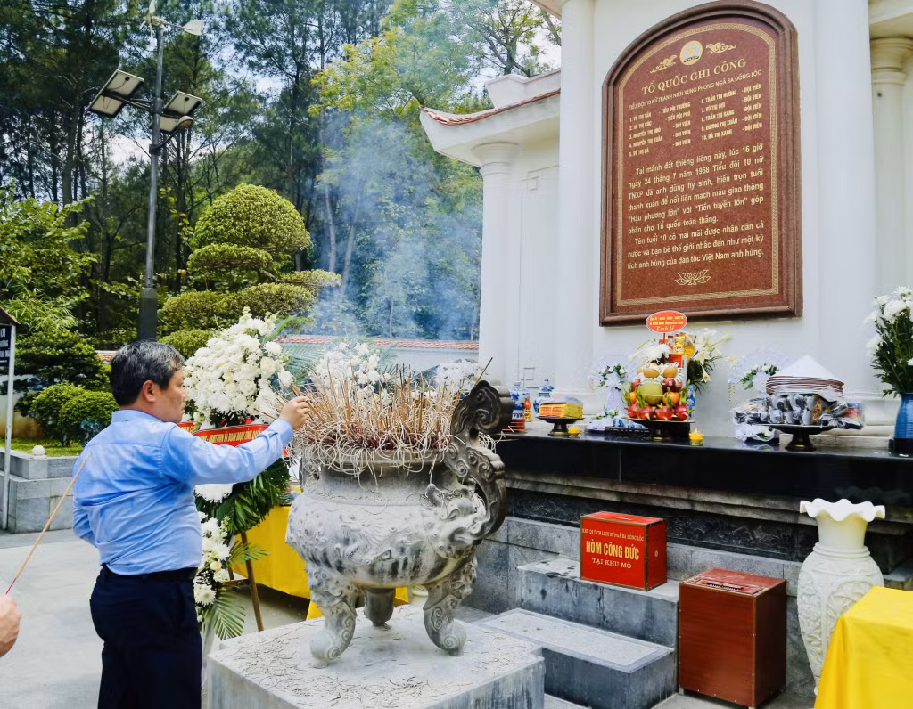 Các đồng chí lãnh đạo tỉnh dâng hoa tưởng nhớ 10 nữ thanh niên xung phong (thuộc Tiểu đội 4, Đại đội 552, Tổng đội 55, hy sinh vào ngày 24/7/1968) tại nơi an nghỉ.