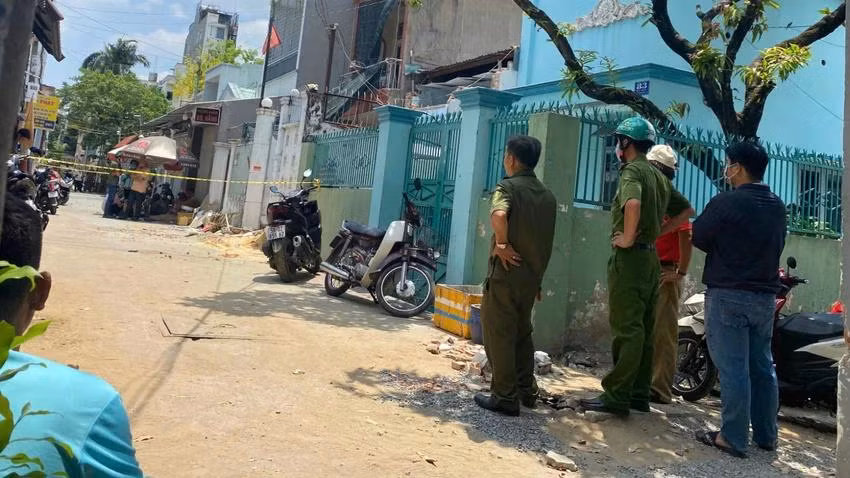 Công an phong tỏa hiện trường phục vụ việc khám nghiệm, điều tra. Ảnh: HT