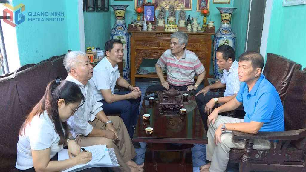 TP Cẩm Phả thực hiện việc rà soát các hộ gia đình người có công trong diện hỗ trợ xây dựng nhà ở. Ảnh: Ngọc Khánh