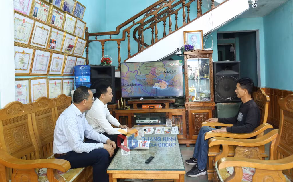 Cán bộ khu phố 8, thị trấn Cái Rồng, huyện Vân Đồn tuyên truyền về phương án thành lập đặc khu Vân Đồn đến cử tri, nhân dân trên địa bàn.