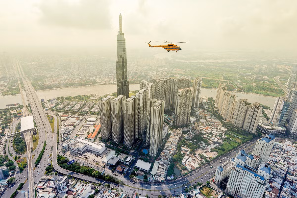 Ánh ban mai chiếu xuyên qua toà nhà Landmark 81.