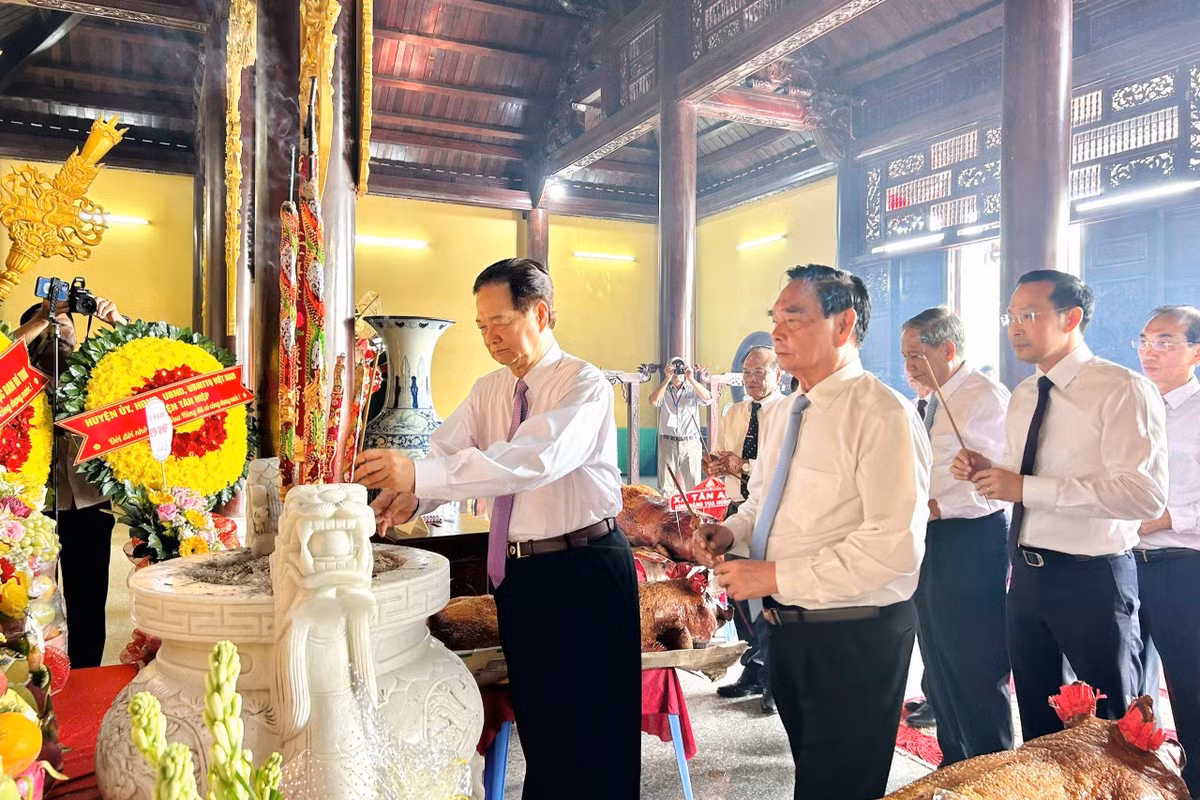 Các đồng chí nguyên lãnh đạo Đảng, Nhà nước, địa phương dâng hương tưởng niệm các Vua Hùng