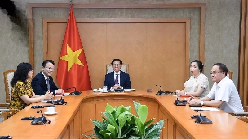 Phó Thủ tướng Chính phủ, Bộ trưởng Ngoại giao Bùi Thanh Sơn điện đàm với Phó Chủ tịch Ủy ban châu Âu (EC), Đại diện cấp cao EU về Chính sách đối ngoại và an ninh Kaja Kallas. (Ảnh: Cổng thông tin điện tử Chính phủ)