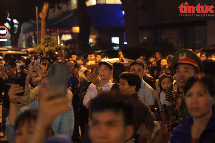 Pháo hoa tầm cao kết hợp tầm thấp tạo nên hiệu ứng thị giác đẹp mắt trong đêm hội.