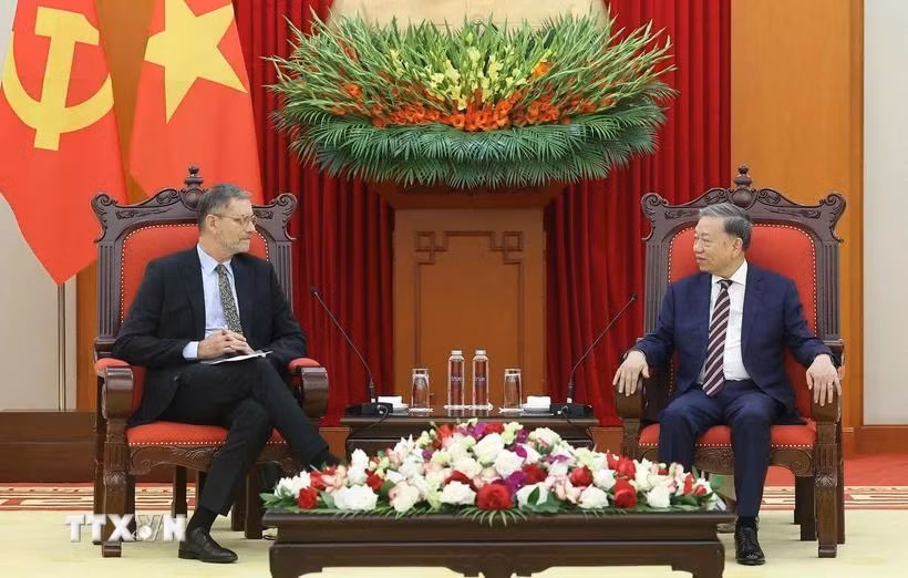 Tổng Bí thư Tô Lâm tiếp Đại sứ Pháp tại Việt Nam Olivier Brochet. (Ảnh: Thống Nhất/TTXVN)