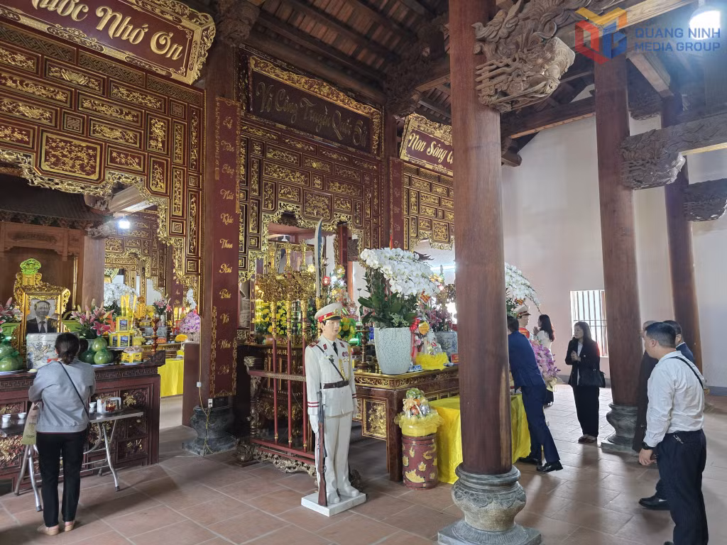Không gian bên trong Đền thờ Anh hùng liệt sĩ Trung đoàn 5 Yên Tử.