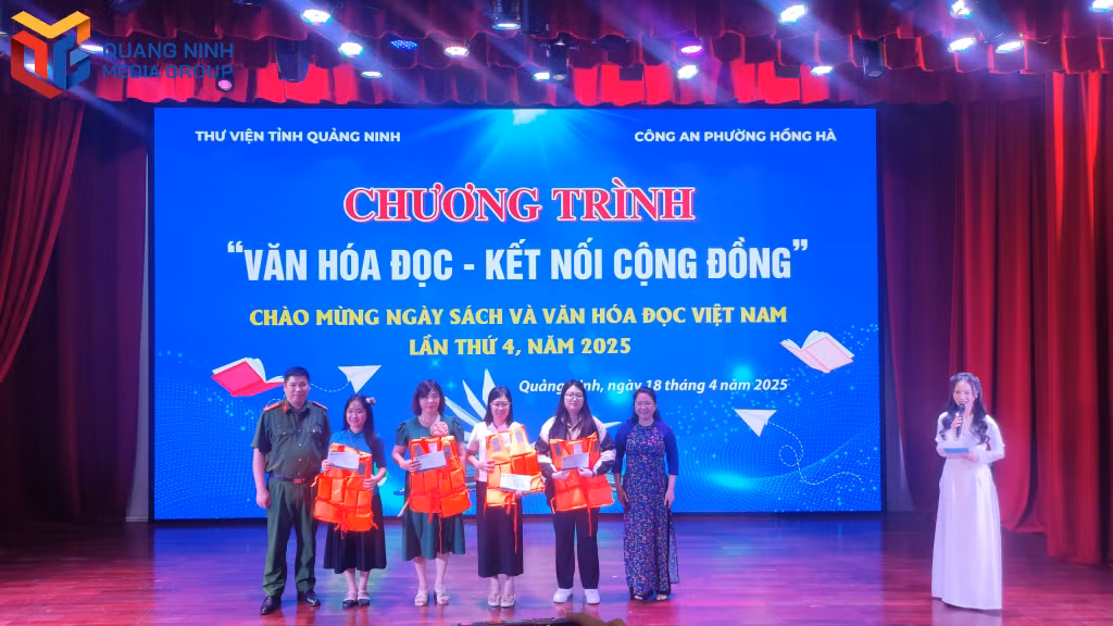 Ban tổ chức trao tặng thẻ thư viện và áo phao cho đại diện 4 trường trên địa bàn TP Hạ Long.