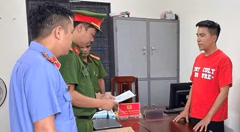 Cơ quan CSĐT tống đạt quyết định khởi tố bị can, bắt tạm giam TikToker Dưỡng Dướng Dường