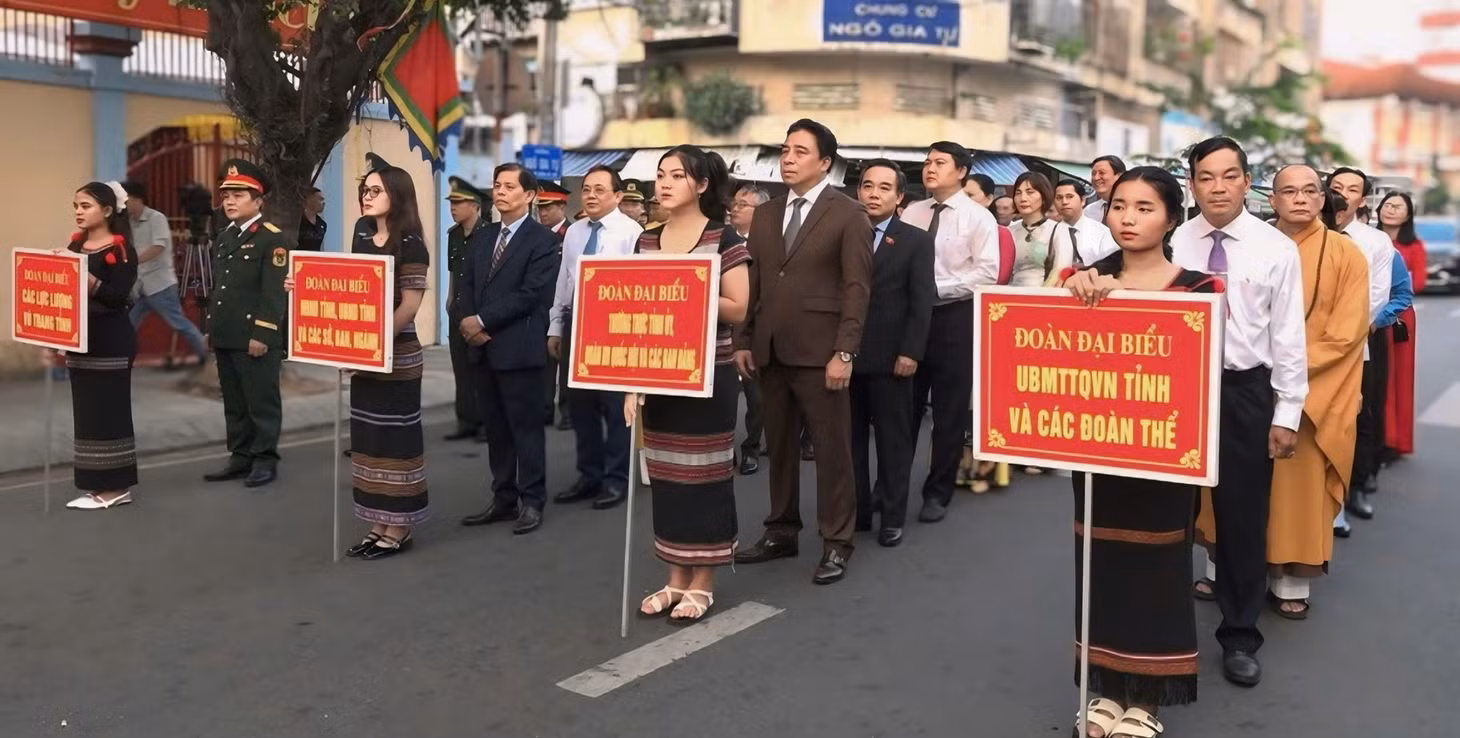 Lãnh đạo tỉnh Khánh Hòa cùng cán bộ, nhân dân địa phương đến trước Đền Hùng Vương từ rất sớm để chuẩn bị dâng hương.