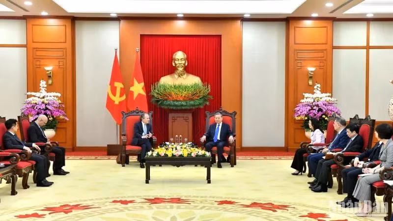 Tổng Bí thư Tô Lâm tiếp ông Daniel Rosen, Giám đốc điều hành Tập đoàn Rosen Partners (Hoa Kỳ). (Ảnh: ĐĂNG KHOA)