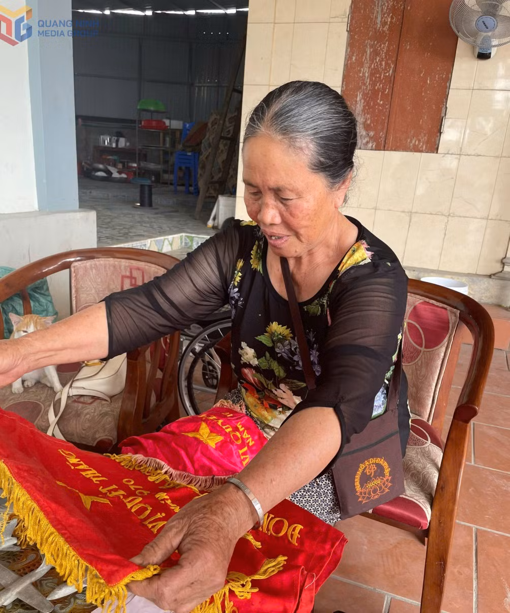 Bà Hoàng Thị Bèo còn giữ được cờ Đơn vị quyết thắng năm 1970 của Trung đội nữ Minh Vương.