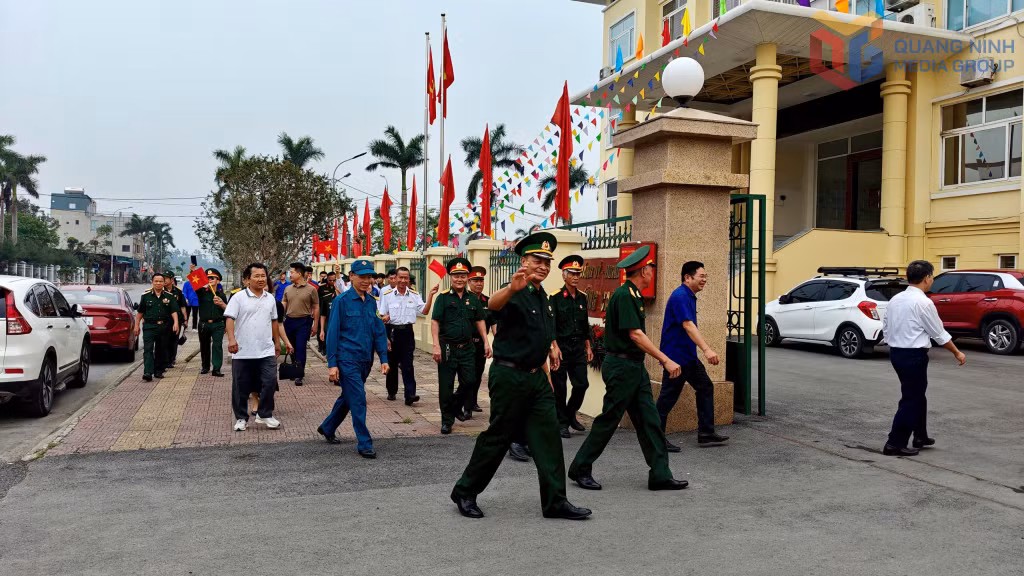 Ngay từ sáng sớm 30/4, đông đảo người dân sinh sống ở khu vực gần trụ sở Đảng ủy, HĐND, UBND phường Cao Xanh đã tập trung về hội trường lớn để xem trực tiếp lễ Kỷ niệm, diễu binh, diễu hành chào mừng 50 năm giải phóng miền Nam, thống nhất đất nước. Trong đó đáng chú ý nhất là sự xuất hiện của đông đảo các Cựu chiến binh và các bạn đoàn viên thanh niên.