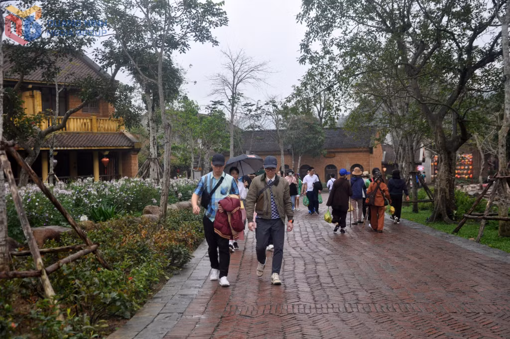 Yên Tử đã qua những ngày cao điểm nhất của khách trảy hội xuân nên du khách có thể hành hương trong không gian tương đối thoáng đãng.