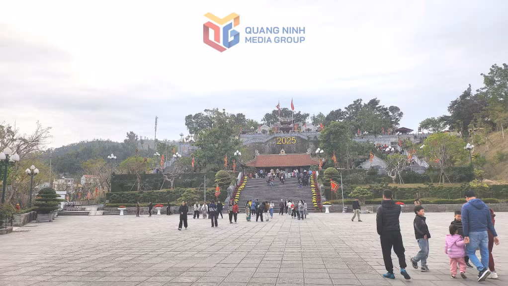 Du khách và nhân dân tham quan, chiêm bái tại Đền Cửa Ông (TP Cẩm Phả) dịp Xuân Ất Tỵ.