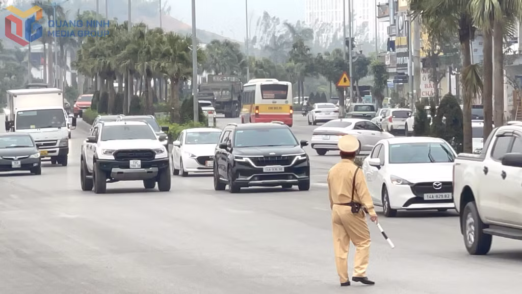 Lực lượng chức năng chủ động tổ chức lực lượng phân làn, phân luồng từ xa tờ sớm, mật độ phương tiện đông nhưng toàn tỉnh không để xảy ra ùn tắc giao thông.