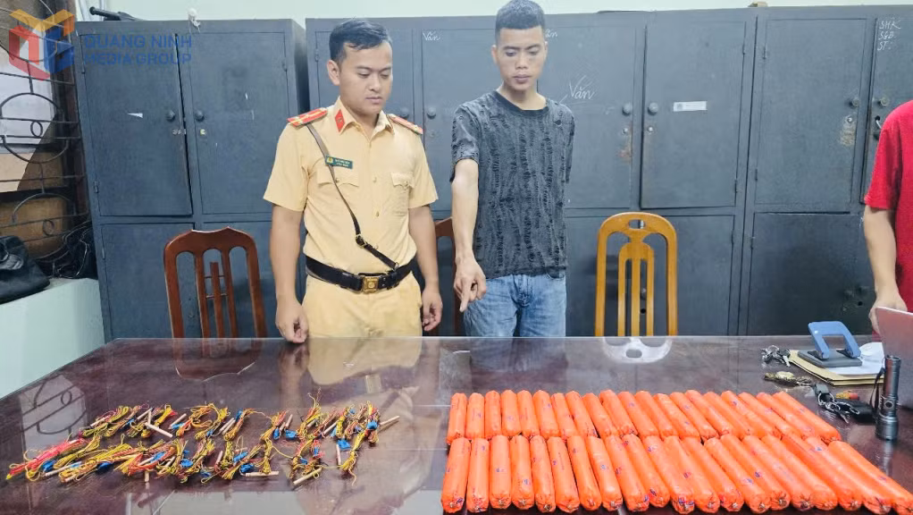 Phòng CSGT bắt giữ đối tượng Trương Văn Đức chở 40 thỏi thuốc nổ và 30 kíp nổ trái phép.