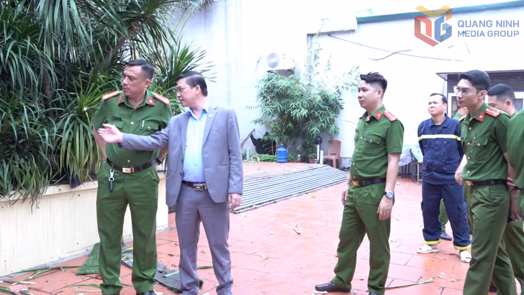 Lãnh đạo UBND TP Cẩm Phả chỉ đạo tại hiện trường.