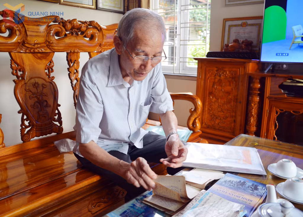 Ông Bùi Duy Thinh, Trưởng BLL Binh đoàn Than xem lại những kỷ vật thời chiến sĩ Binh đoàn Than.
