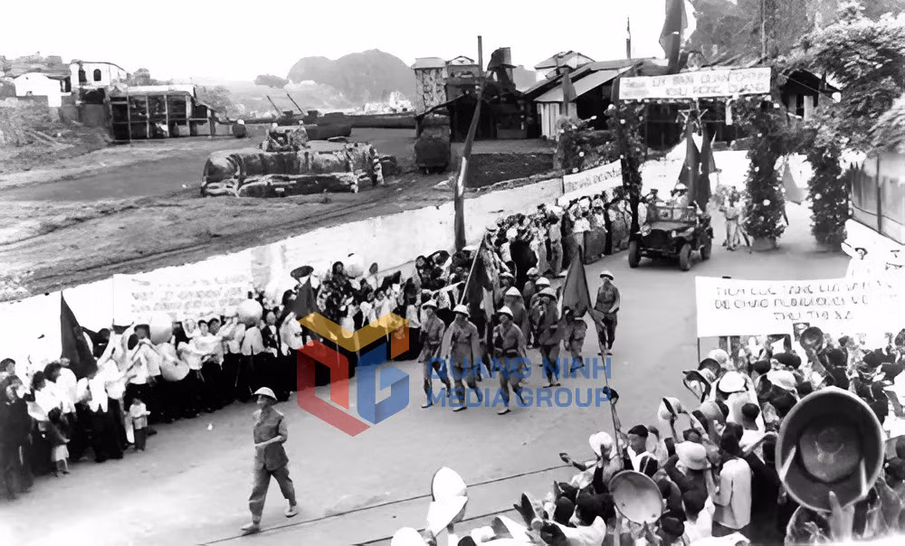 Bộ đội ta tiếp quản TX Hòn Gai tháng 4-1955. Ảnh: Tư liệu Bảo tàng Quảng Ninh