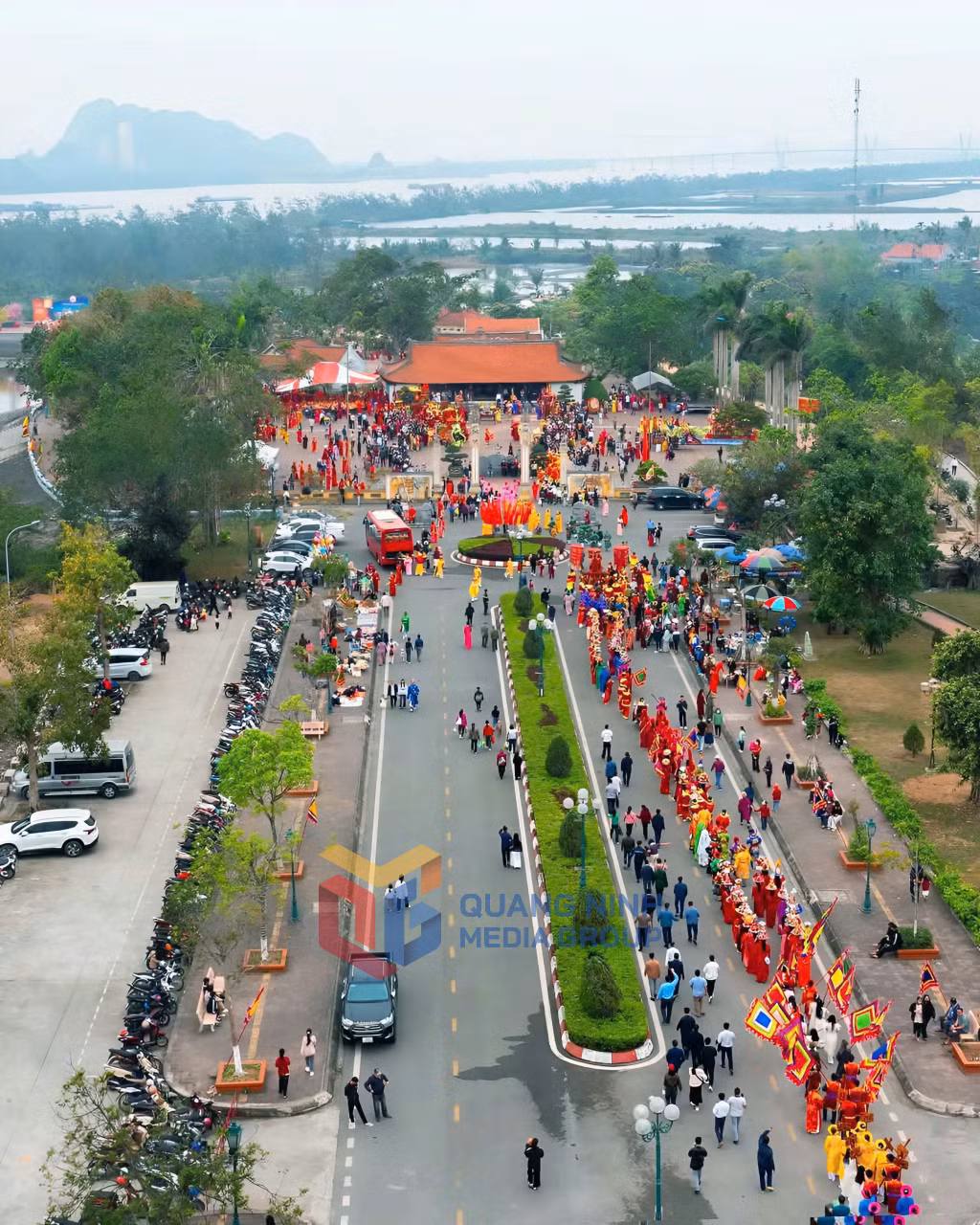 Nghi lễ rước tượng Đức Thánh Trần từ đền Trần Hưng Đạo về đình Yên Giang và ngược lại (4-2025). Ảnh: Nguyễn Dung