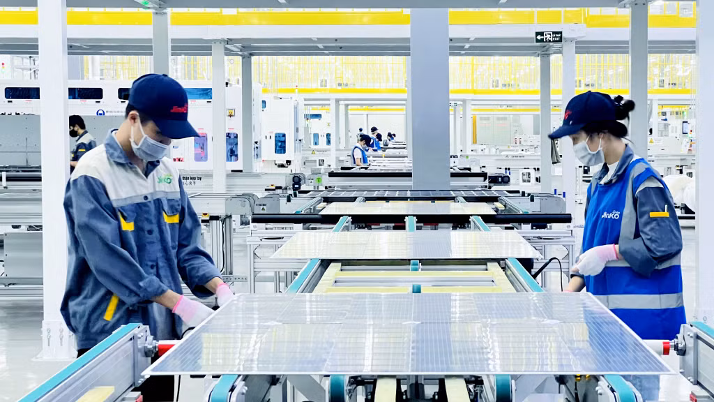 Sản xuất tại Công ty TNHH Công nghiệp Jinko Solar Việt Nam (KCN Sông Khoai, TX Quảng Yên) (2024-03). Ảnh: Thanh Hằng