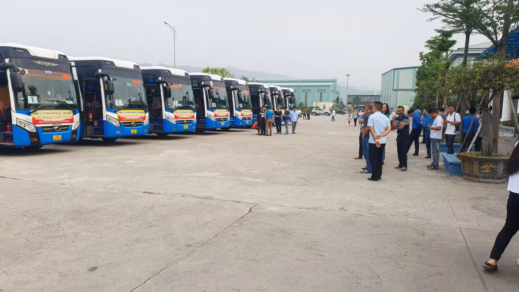 Công ty CP Than Núi Béo tổ chức 8 chuyến xe để đưa 227 công nhân và gia đình công nhân về quê dịp Nghỉ lễ 30/4 - 1/5. 