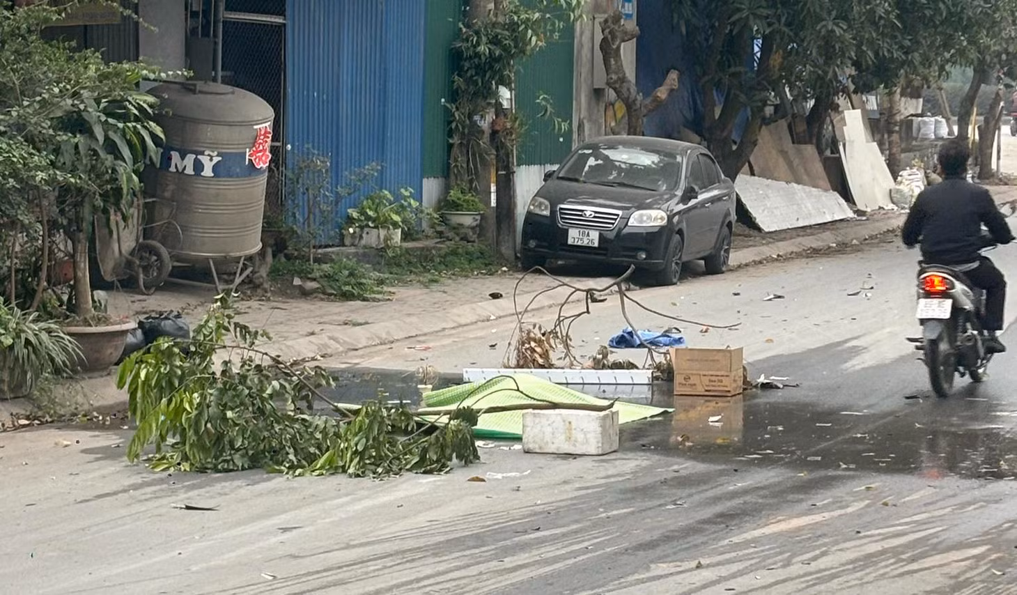 Nạn nhân tử vong sau khi bị xe tải đâm và kéo lê trên đường (Ảnh: MXH).