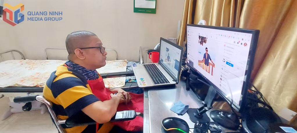 Hàng ngày, Tuấn vẫn say sưa làm việc online và có thu nhập ổn định từ công việc này.