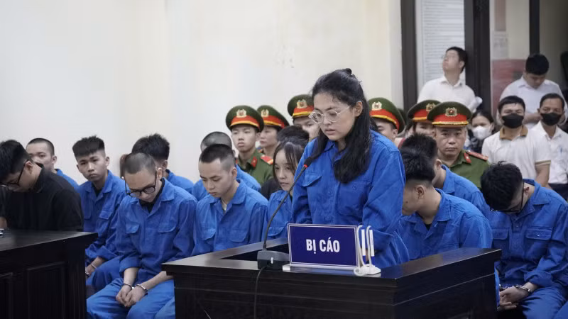 Bị cáo Nguyễn Hồng Nhung (đứng).