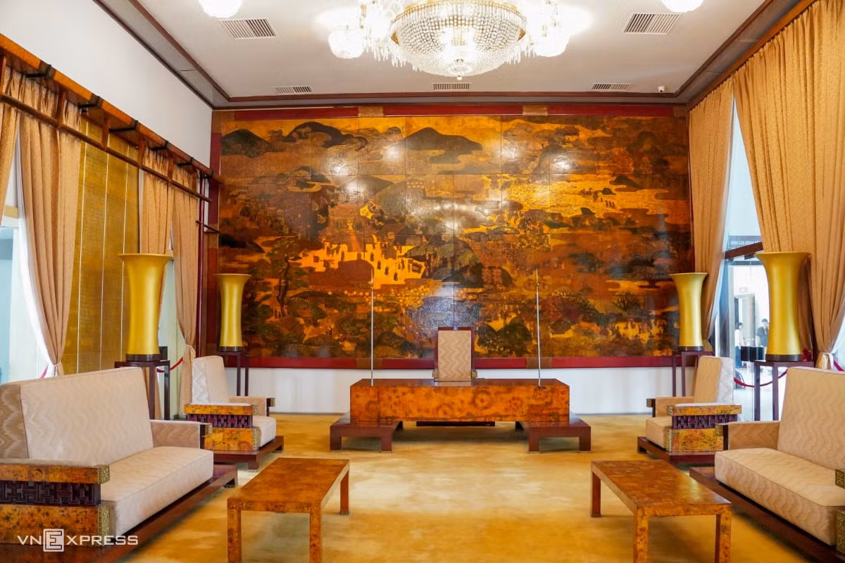 Phòng trình quốc thư là nơi đại sứ các nước từng đến trình ủy nhiệm thư lên tổng thống Việt Nam Cộng hòa trước năm 1975. Nội thất căn phòng do họa sĩ Nguyễn Văn Minh thiết kế, sử dụng kỹ thuật sơn mài làm chủ đạo theo phong cách Nhật Bản. Điểm nhấn là bức tranh "Bình Ngô đại cáo" gồm 40 mảnh ghép, tái hiện khung cảnh thanh bình của người Việt ở thế kỷ XV, với hình ảnh vua Lê Lợi tuyên bố chiến thắng quân Minh ở vị trí trung tâm. Hai bên tường là 8 ngọn đuốc tượng trưng, được thắp sáng trong các nghi lễ ngoại giao quan trọng. Ngày 18/4/1975, nơi đây diễn ra buổi trình quốc thư cuối cùng khi Tổng thống Việt Nam Cộng hòa Nguyễn Văn Thiệu tiếp Đại sứ đặc mệnh toàn quyền Nhật Bản Hiroshi Hitomi
