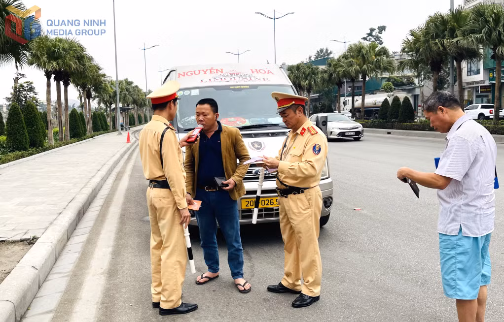 Trong tổng số gần 900 trường hợp vi phạm trật tự ATGT bị xử phạt, có đến 1 nửa là vi phạm về nồng độ cồn và tốc độ.