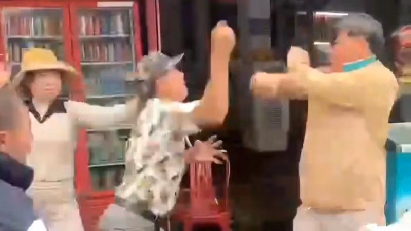 Hình ảnh được cho là đánh nhau vì tranh giành khách trên di tích Hải Vân Quan. (Ảnh cắt từ video)