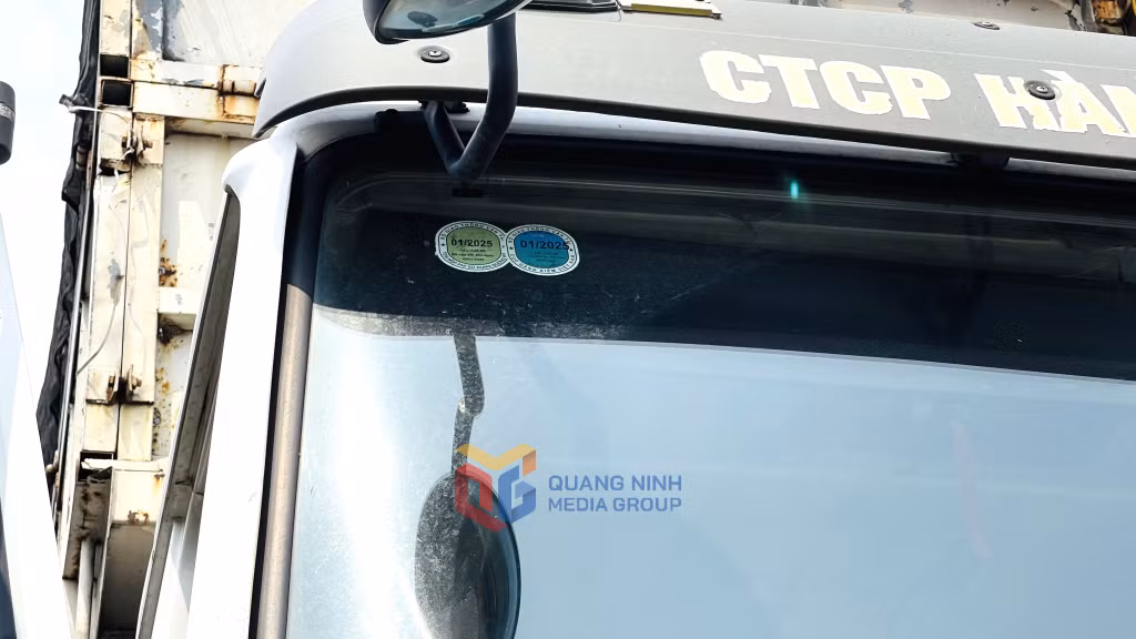 Tại thời điểm kiểm tra, nhiều phương tiện chở dăm gỗ cơi nới thành thùng hoạt động tại các tuyến đường chuyên dùng Cảng và KCN Cái Lân đã hết hạn kiểm định an toàn kỹ thuật và bảo vệ môi trường 3 tháng.