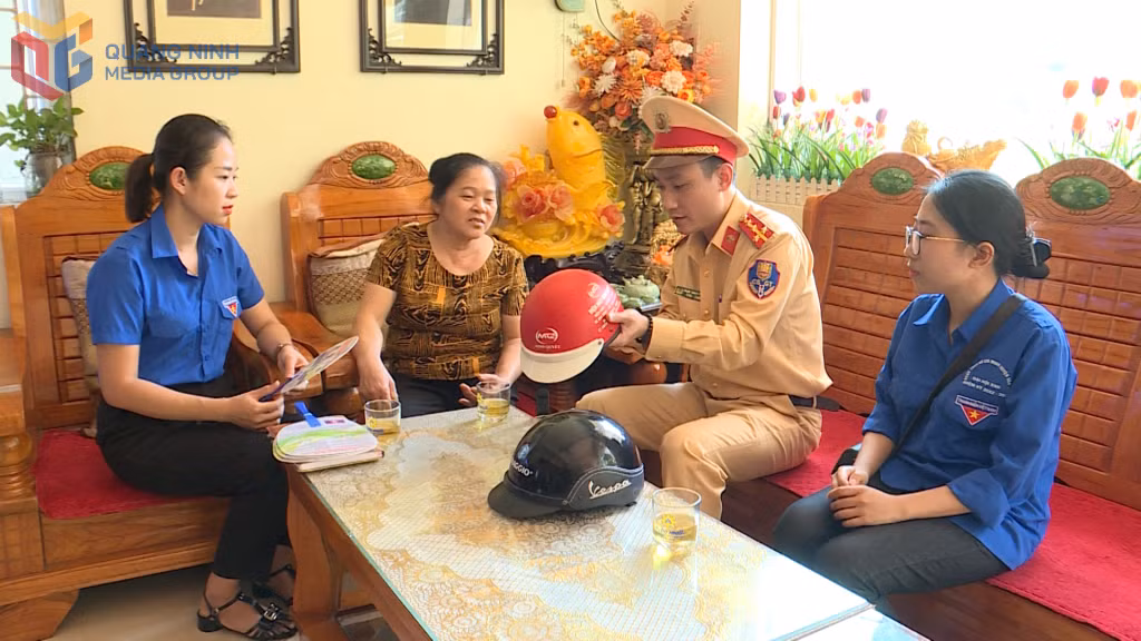 Đoàn Thanh niên thị trấn Tiên Yên (huyện Tiên Yên) phối hợp với Đội CSGT Công an huyện tuyên truyền Luật Giao thông cho người dân. Ảnh: Hoài Minh