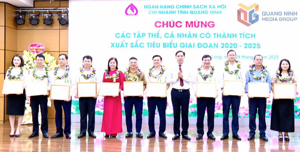 Phó Tổng Giám đốc NHCSXH Vương Văn Minh trao giấy khen của Tổng Giám đốc Ngân hàng CSXH cho các cá nhân là thành viên Ban đại diện HĐQT Ngân hàng CSXH cấp huyện.