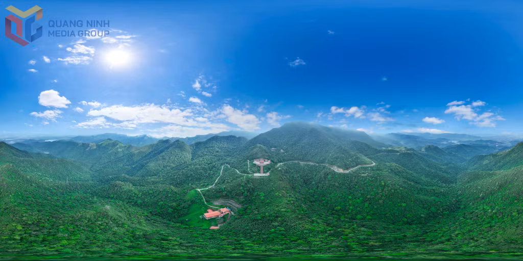 Chùa Ngoạ Vân (TP Đông Triều) nằm trên sườn núi.
