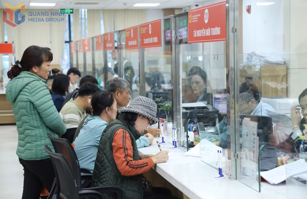 Đội ngũ cán bộ, công chức Trung tâm phục vụ hành chính công chi nhánh Hạ Long làm việc với tinh thần cao nhất để tiếp nhận và giải quyết các thủ tục cho người dân.
