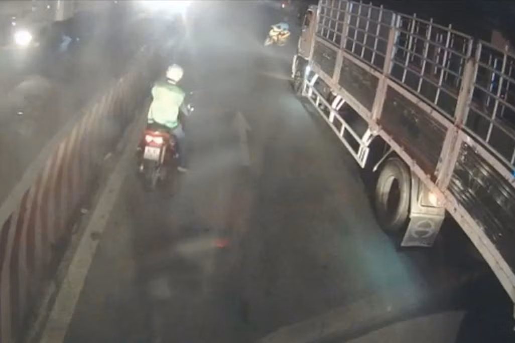 Vụ việc được camera gần hiện trường ghi lại.