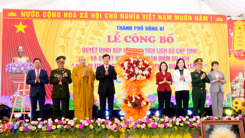 Lãnh đạo Tỉnh ủy, HĐND, UBND tỉnh tặng hoa chúc mừng.