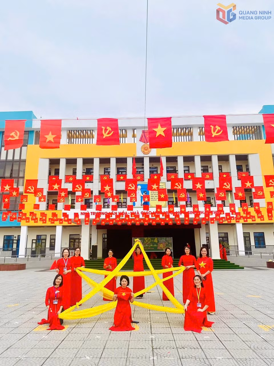 Hàng trăm lá cờ Tổ quốc tung bay kiêu hãnh trong khuôn viên Trường TH Hạ Long 1 (Vân Đồn).