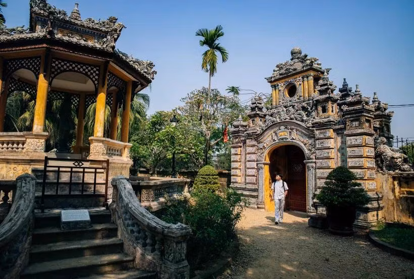 Du khách khám phá Cung An Định, Huế. (Ảnh: Vương Công Nam)