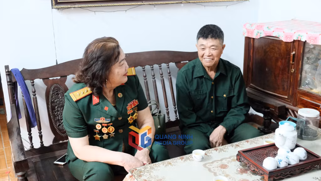 Bà Nguyễn Thị Xuân, Chủ tịch Hội Nữ chiến sĩ Trường Sơn tỉnh, trò chuyện với CCB Nguyễn Bống Tiến.