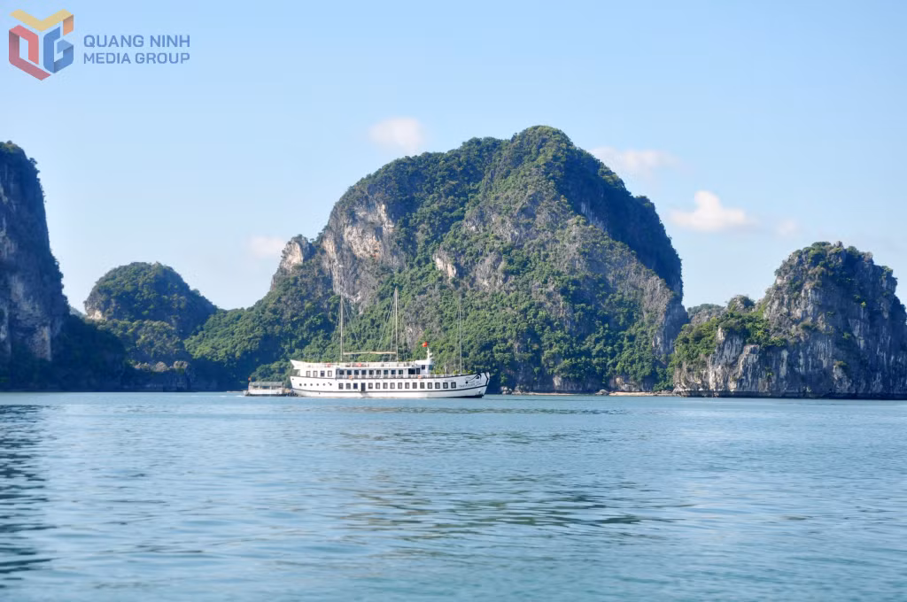 Tàu neo đậu tại khu vực xa bờ trên Vịnh Hạ Long.