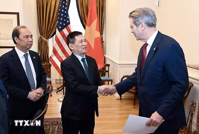 Phó Thủ tướng Hồ Đức Phớc trao đổi với Bộ trưởng Tài chính Hoa Kỳ Scott Bessent. (Ảnh: TTXVN phát)