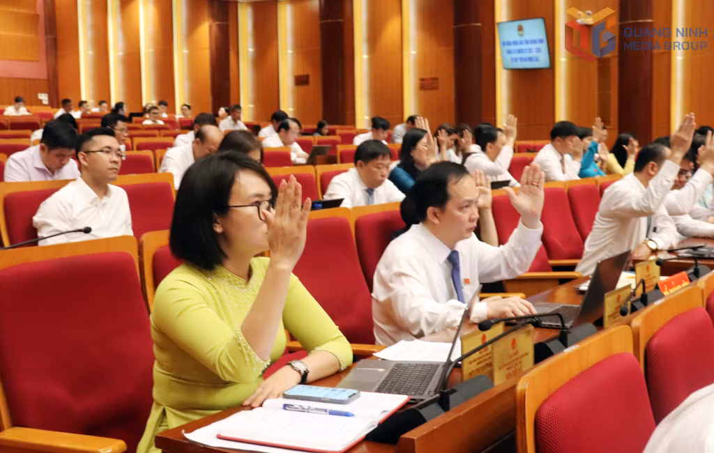 Các đại biểu HĐND tỉnh biểu quyết thông qua các Nghị quyết tại kỳ họp.