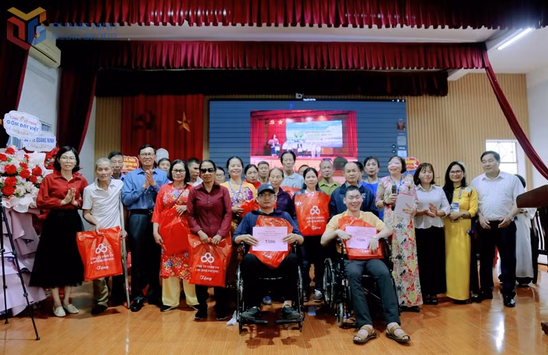 Quỹ Bảo trợ Người khuyết tật và trẻ mồ côi tỉnh trao tặng 2 xe lăn, 100 suất quà tới các hội viên có hoàn cảnh khó khăn của Câu lạc bộ Người khuyết tật thành phố Đông Triều.