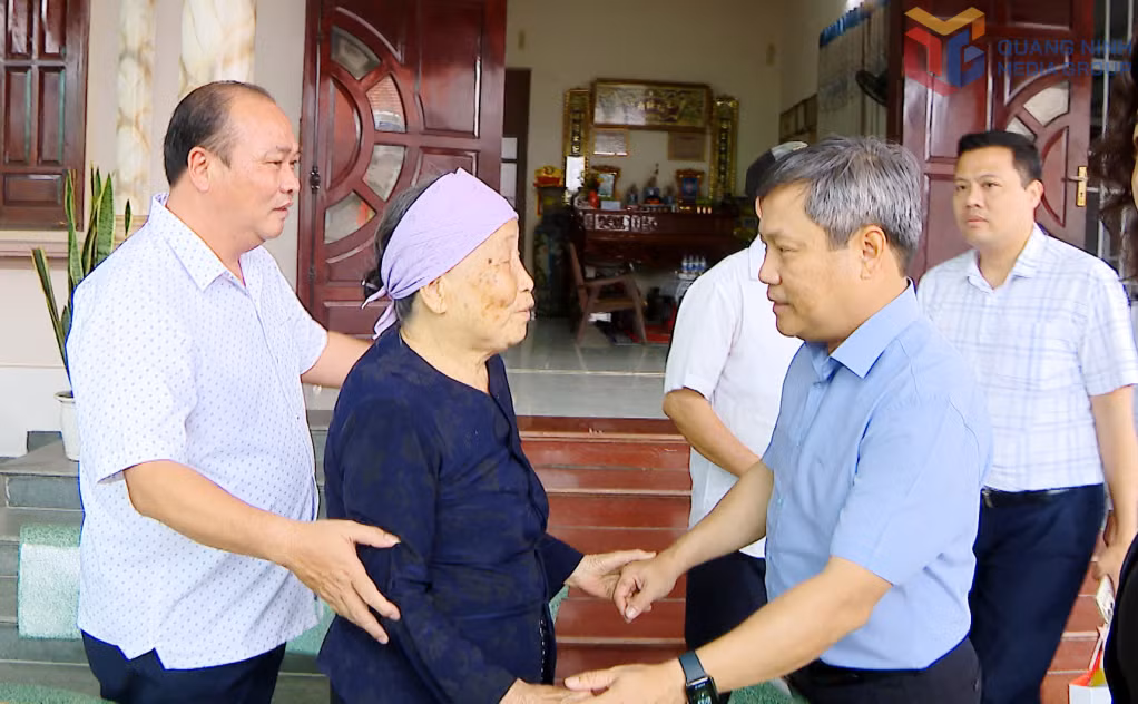 Đồng chí Bí thư Tỉnh ủy Vũ Đại Thắng ân cần thăm hỏi sức khỏe của Mẹ VNAH Phạm Thị Chuyên.