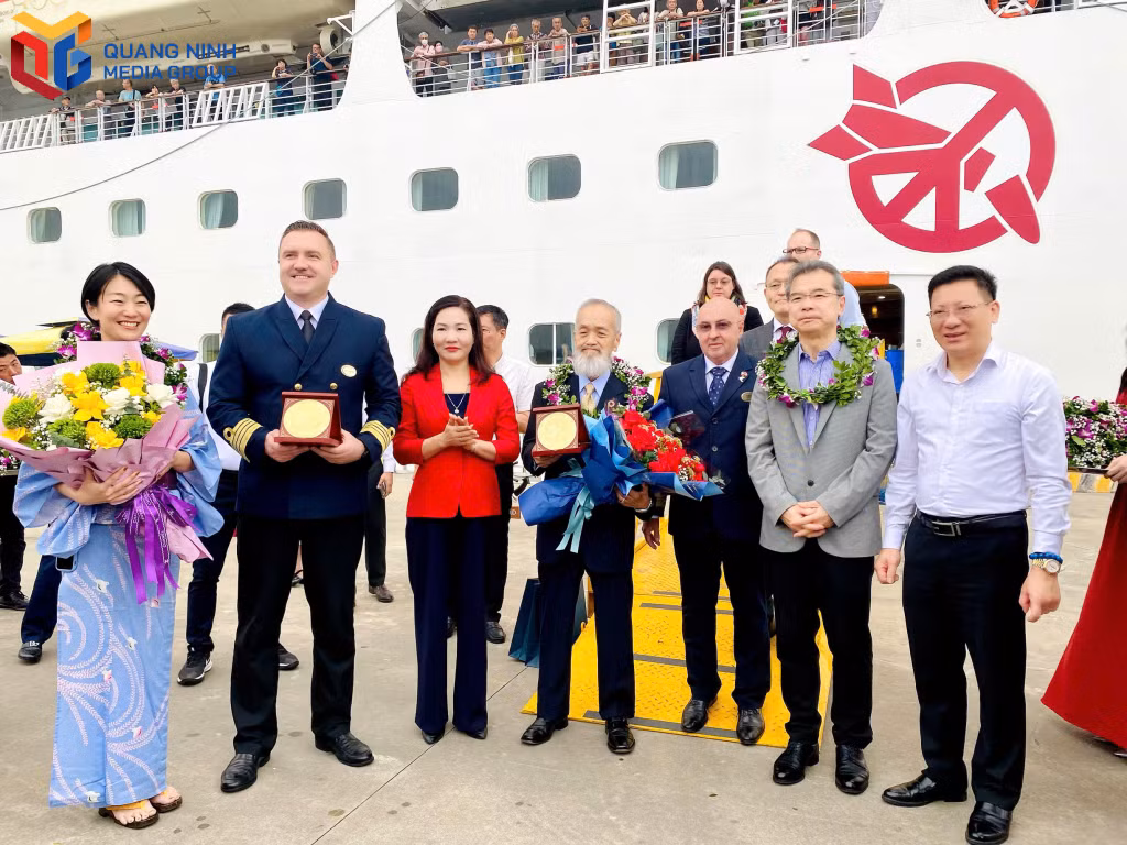 Phó Chủ tịch UBND tỉnh Nguyễn Thị Hạnh chụp hình lưu niệm cùng các thuyền viên và du khách. 
